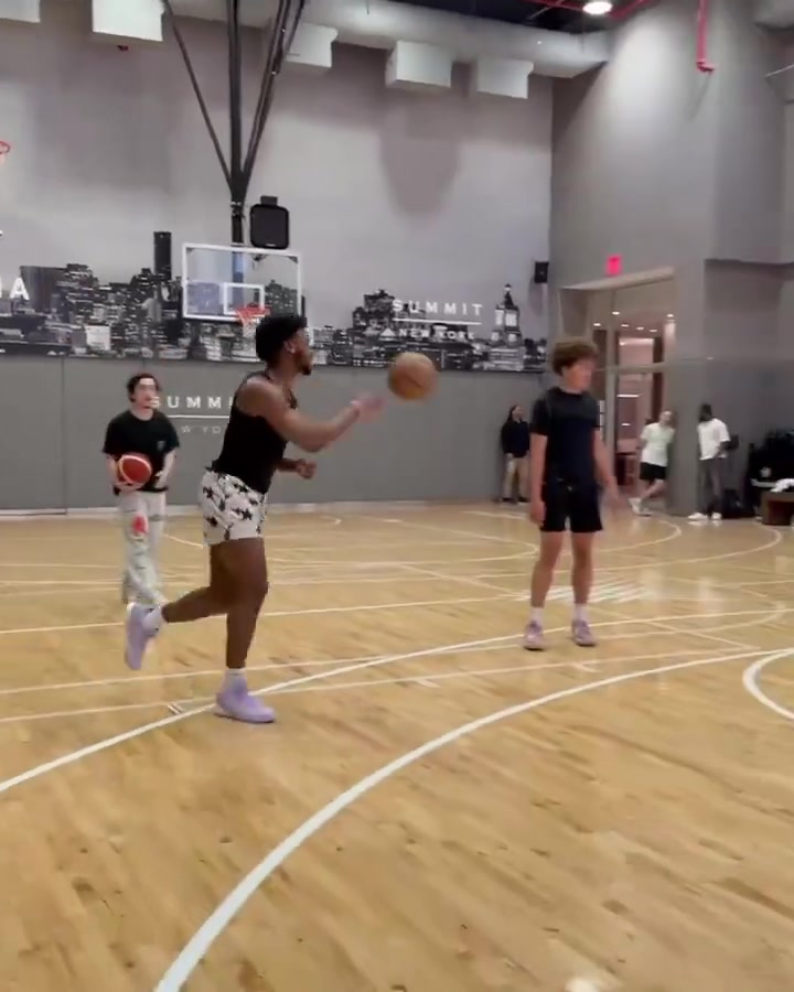 美媒展示布朗尼劲爆扣篮：1米88穿鞋身高竟能上演如此惊人暴扣