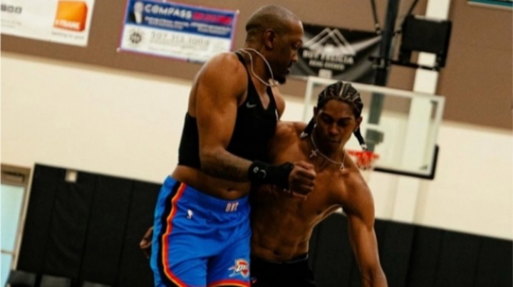 kaiyun-哥们你谁杰伦威把头发剃光了！留了一个大光头‍