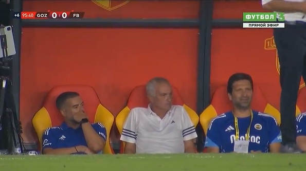 kaiyun-无奈！塔利斯卡补时失绝杀点球，穆帅坐在替补席神情凝重若有所思