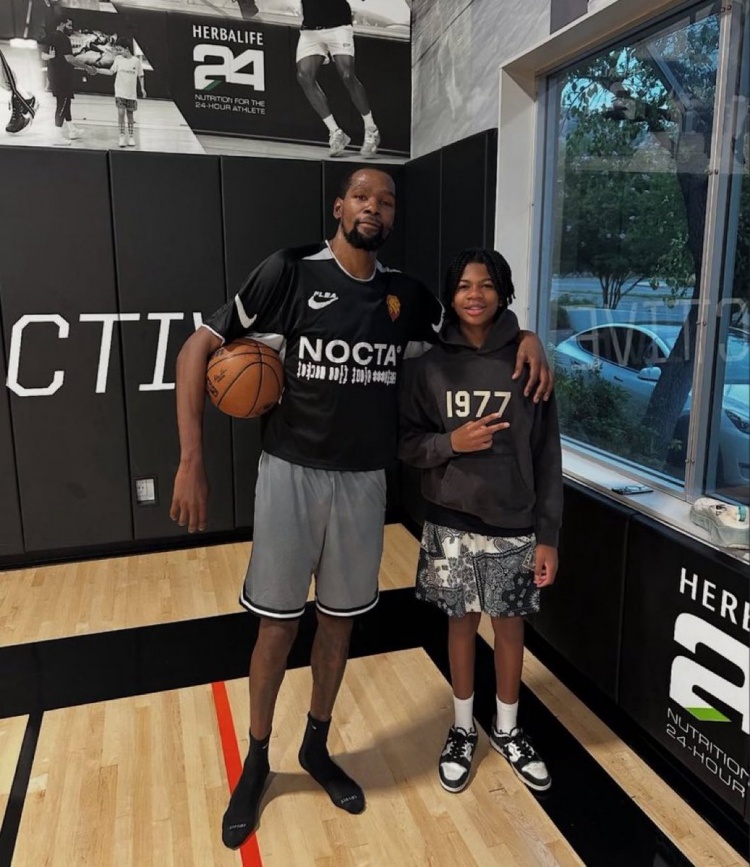 开云-美媒晒杜兰特与球迷合照 左手拇指已无护具 脚相当长