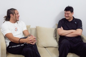 开云体育APP下载-每个中国行的球星都来找大姚啊！媒体人晒阿隆-戈登和姚明的合照