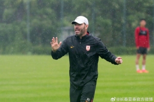 “东北德比” 一触即发 亚泰将士冒雨备战大连英博