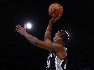 开云-毫无准心！哈里森-巴恩斯上半场7中1得9分2板 罚球6中6