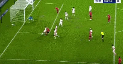 开云-费利佩禁区头球攻门，球稍稍打高