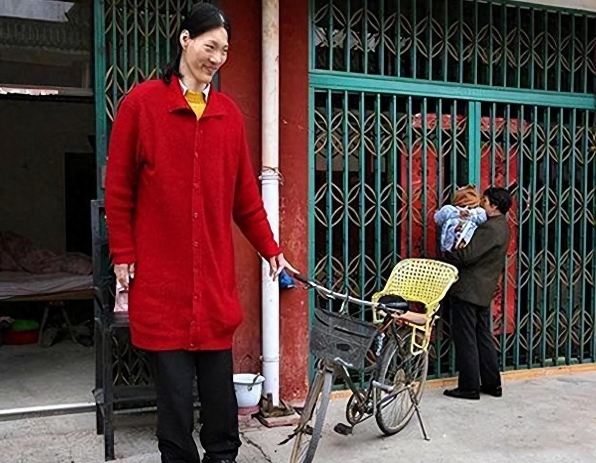 kaiyun-世界第一女巨人来自中国安徽，穿78码的鞋子，一顿饭吃六碗炒面